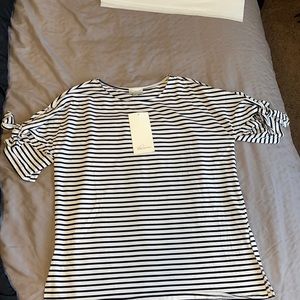 *BNWT* Med White & Navy Knotted Sleeve Shirt